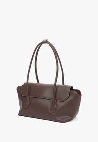 Sac à main en cuir marron avec deux longues poignées, une forme structurée et une fermeture à rabat ; texture lisse et design minimaliste.