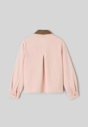 Veste rose pâle à manches longues avec un col en velours côtelé marron, des poignets boutonnés et un pli central au dos sur un fond gris.