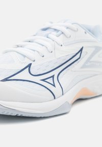 Mizuno LIGHTNING STAR Z7 UNISEX - Volleyballsko - white/halogen blue/peach parfa