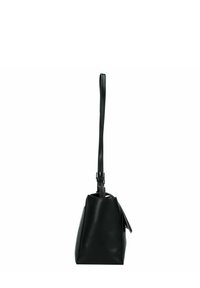 Borsa a tracolla in pelle nera con una cinghia sottile e una forma quadrata. Presenta una chiusura con zip e una tasca laterale con zip. Design minimale e texturizzato.