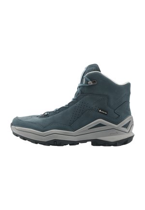 Bota de senderismo de altura media en azul grisáceo con cierre de cordones en la parte delantera, etiqueta Gore-Tex, suela acolchada y suela exterior negra resistente para uso al aire libre.