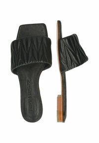 Infradito neri in cuoio con un design a fascia trapuntata. Presentano una suola piatta in legno e una texture superficiale liscia.