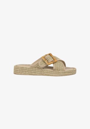Beige schuif sandaal met kruislings banden, geweven textuur en een gouden gesp accent. Platte zool met een gestructureerde, contrasterende rand.