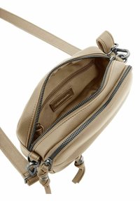 Sac bandoulière en cuir beige avec surface texturée, plusieurs compartiments zippés et une bandoulière en toile réglable.