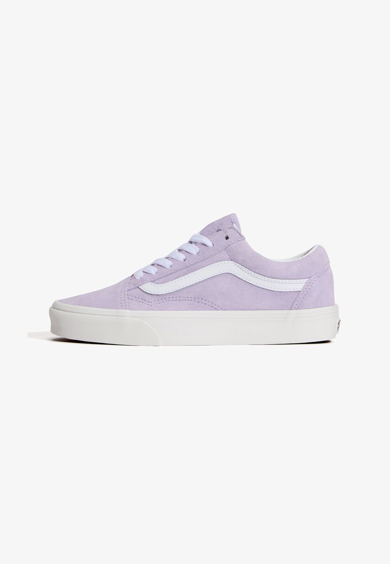 Baskets basses en daim violet clair avec lacets blancs, bande latérale et semelle en caoutchouc blanche, vues de côté sur fond blanc.