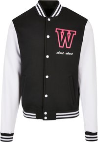 Svart og hvit varsityjakke med rosa "W"-logo, trykknapper, stripete ribbet mansjetter og liv, samt en sidelomme.