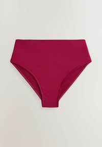 Dámské bikiny s vysokým pasem v tmavě červené barvě, s čistým prošíváním, vystavené na světlém pozadí.
