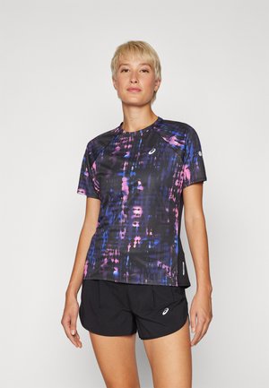 Camiseta deportiva de manga corta en negro con un patrón abstracto colorido en púrpura y azul; hecha de un tejido que absorbe la humedad y con un escote redondeado.