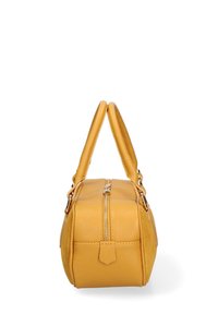 Borsa a tracolla in pelle gialla con una forma rettangolare strutturata, doppi manici e chiusura con zip. Texture liscia e cuciture di accentuazione sottili.