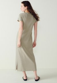 Next RIBBED T-SHIRT STYLE MAXI COLUMN DRESS WITH SLIT DETAIL - Džemperkleita - stone grey