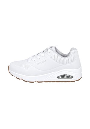 Zapatilla Skechers blanca con parte superior sintética lisa, detalles perforados, cierre de cordones y un talón acolchado de aire transparente. Suela de goma marrón.