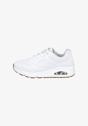 Zapatilla Skechers blanca con parte superior sintética lisa, detalles perforados, cierre de cordones y un talón acolchado de aire transparente. Suela de goma marrón.