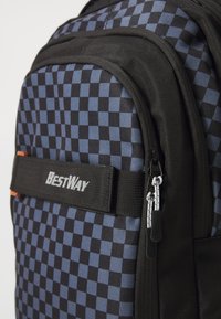 Crna i plava karirana ruksak s patentnim zatvaračem, logo BestWay i podstavljene naramenice. Karakterizira ga teksturirana tkanina i ojačani šavovi.