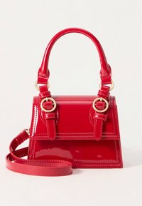 Sac à main en cuir verni rouge au design structuré, orné d'accessoires en métal doré et doté d'une bandoulière ajustable. Comprend deux poignées supérieures et des boucles.