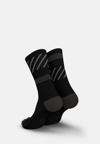 Schwarze Socken mit grauen gestreiften Mustern und Akzenten. Hergestellt aus einem Stoffgemisch, mit verstärkten Zehen und Fersen, glatter Textur.