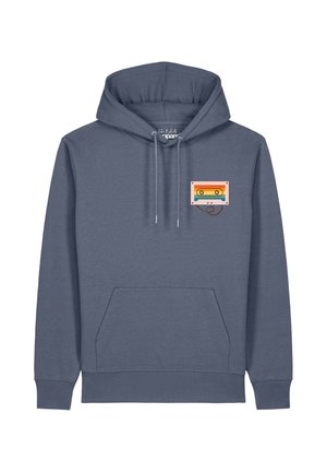 Dunkelblauer Kapuzenpullover mit Fronttasche und einem bunten Retro-Kassettenspieler-Motiv auf der linken Brust.