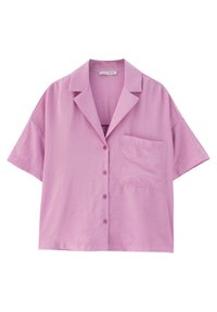 Camisa de manga corta y cuello en tejido de color rosa claro. Presenta botones frontales y un único bolsillo en el pecho. Textura suave con un corte relajado.