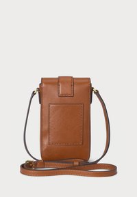 Ruskean nahkainen puhelimen crossbody-laatikko, jossa on läpän sulku, säädettävä hihna ja takapussikortti. Silkkinen pinta ja ompeluyksityiskohtia.