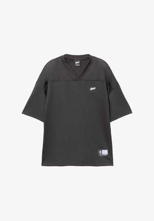 Černá síťová košile s krátkým rukávem a výstřihem do V, s malým logem na hrudi a štítkem na dolním lemu. Prodyšný materiál.