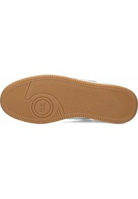 Bruine rubberen zool met een gestructureerd grippatroon, met een circulaire logo-afdruk en een licht gebogen hielzone.