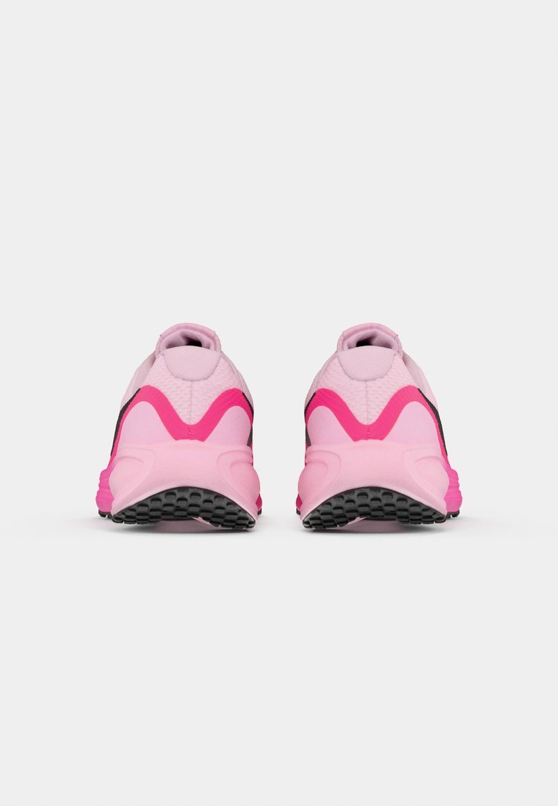 Zapatillas de running en rosa claro con detalles en negro. Parte superior texturizada, talón acolchado y suela de goma gruesa con detalles en rosa y un diseño de pisada.