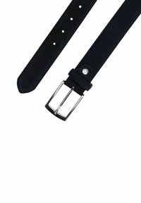 Zwarte suede riem met een zilveren metalen gesp, voorzien van gaten voor aanpassing en een gladde textuur met contrasterende stiksels langs de randen.