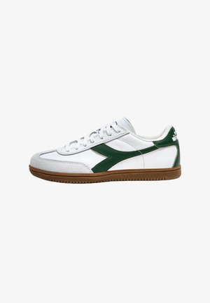 Sneaker bianco in pelle con design verde accentato, punta in suede grigia texturizzata e suola in gomma naturale. Lacci e dettaglio del logo sul tallone.