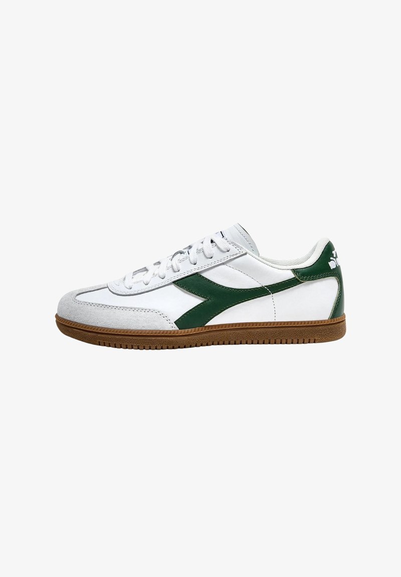 Witte leren sneaker met een groen accentdesign, gestructureerde grijze nubuck neus en een gumrubberen zool. Veters en een logo-detail bij de hiel.