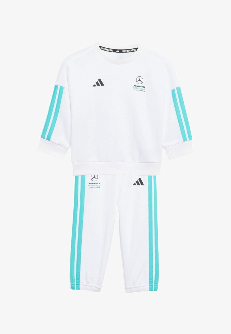 Witte trainingspakken met een trui met ronde hals, turquoise strepen en branding; gecombineerd met bijpassende broek met strepen.