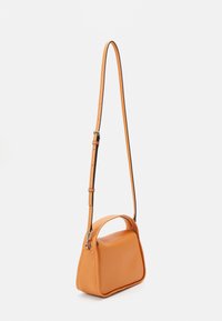 Calvin Klein Jeans MONO MINI BLOCK FLAP - Håndveske - caramel