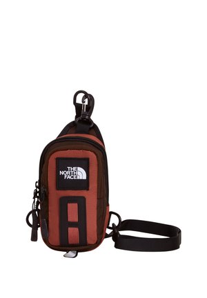 Lille brun og sort North Face-pung med lynlås, logo foran, clip og justerbar strop til at bære eller fastgøre.