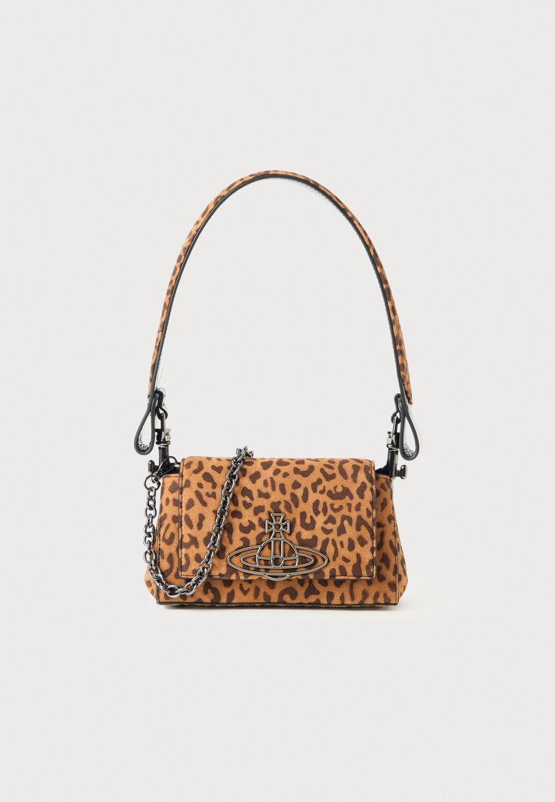 Käsilaukku leopardikuosisena ruskeana ja mustana, jossa on ketjusolka, läppäkiinnitys ja metallinen logo edessä. Teksturoitu mokkamateriaali.