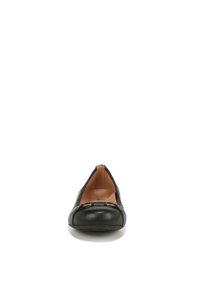 Zwarte leren ballerina met een ronde neus, voorzien van een decoratief accent nabij de neus en een zachte bruine binnenvoering.