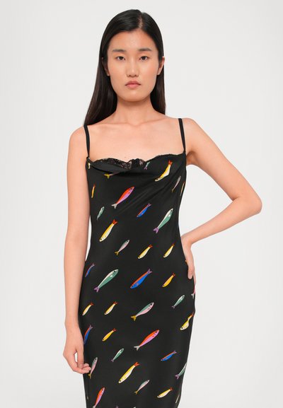 Zwarte jurk met spaghettibandjes, versierd met een kleurrijk vispatroon. Gladde stof met kantdetails langs de halslijn. Aansluitende silhoeet.