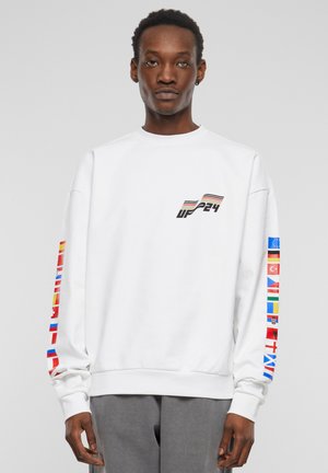 Sweatshirt blanc avec un col rond, présentant un logo multicolore "UP24" sur la poitrine et divers drapeaux nationaux imprimés sur les deux manches.
