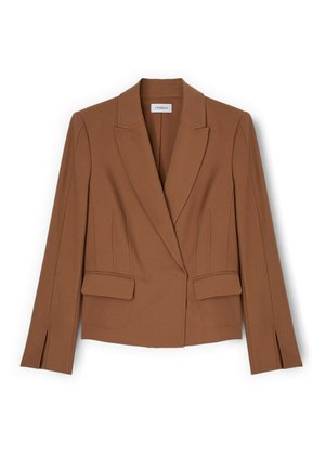 Brauner maßgeschneiderter Blazer mit Kerbkragen, zwei vorderen Pattentaschen, langen Ärmeln und tailliertem Schnitt, flach auf weißem Hintergrund ausgebreitet.