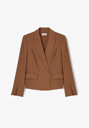 Bruine op maat gemaakte blazer met inkeping revers, twee klepzakken aan de voorkant, lange mouwen en een getailleerde taille, plat liggend weergegeven op een witte achtergrond.