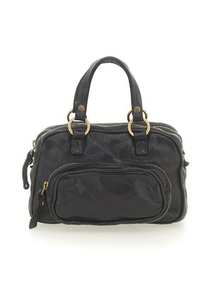 Borsa a mano nera in pelle con doppi manici, anelli dorati, tasca con zip anteriore e chiusura principale con zip, esposta su uno sfondo bianco.