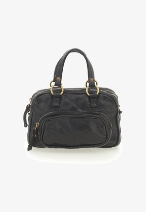 Borsa a mano nera in pelle con doppi manici, anelli dorati, tasca con zip anteriore e chiusura principale con zip, esposta su uno sfondo bianco.