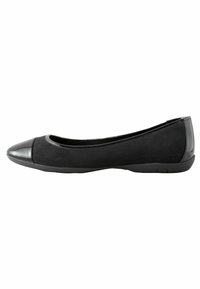 Zwarte balletschoenen van suède met een glanzende lakleren neuzen. Heeft een ronde neus en een flexibele zool voor comfort.