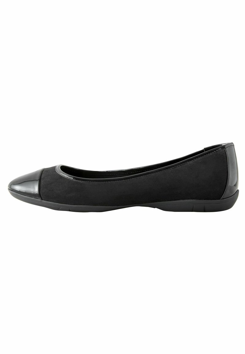 Zwarte balletschoenen van suède met een glanzende lakleren neuzen. Heeft een ronde neus en een flexibele zool voor comfort.