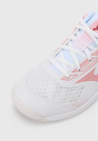 Λευκό αθλητικό παπούτσι με επάνω μέρος από δίχτυ, ροζ και μπλε διακοσμητικά στοιχεία, στρογγυλή μύτη, υφασμένο πέλμα και σχέδιο με κορδόνια και επένδυση στη γλώσσα.