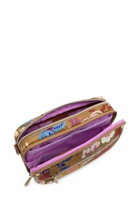 Multikleurige stoffen tas met bloemen- en abstracte patronen, voorzien van roze accenten en meerdere ritssluitingcompartimenten voor organisatie.
