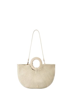 Bolso beige tejido en forma de media luna con asa circular envuelta y correa larga para el hombro, con una textura de sutil patrón radial.