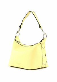 Petit sac à main jaune avec une seule lanière d'épaule, ferrures argentées et coutures décoratives sur le côté, présenté sur un fond blanc.