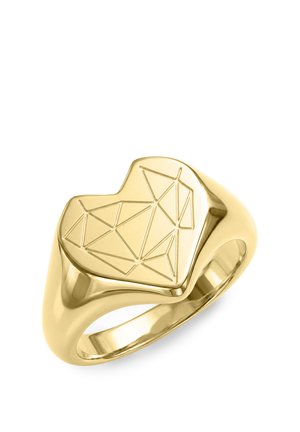 Goldener herzförmiger Ring mit eingraviertem geometrischem Linienmuster auf der Oberseite, poliertes, glattes Band, vor weißem Hintergrund gezeigt.