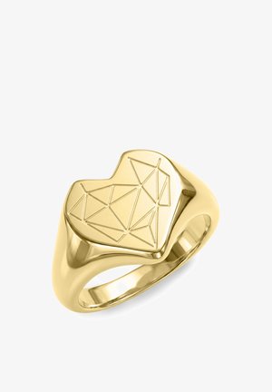 Goldener herzförmiger Ring mit eingraviertem geometrischem Linienmuster auf der Oberseite, poliertes, glattes Band, vor weißem Hintergrund gezeigt.