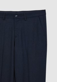 Pantaloni a scacchi blu navy con tasche laterali, chiusura con bottone e una texture liscia. Vestibilità su misura con un motivo sottile.