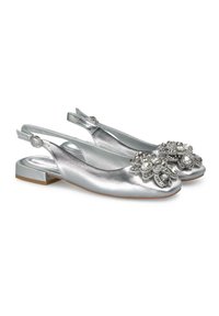 Metaliczne srebrne buty slingback na płaskim obcasie, zdobione kwiatowymi aplikacjami i akcentami z cyrkonii na palcach. Gładka faktura.