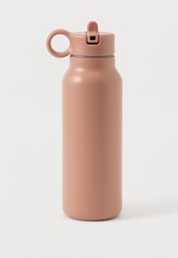Επαναχρησιμοποιήσιμο μπουκάλι νερού σε ματ ροζ φινίρισμα, κυλινδρικ�ό σχήμα, στρογγυλή βάση, με καπάκι που βιδώνει και λουράκι για εύκολη μεταφορά ή προσάρτηση.